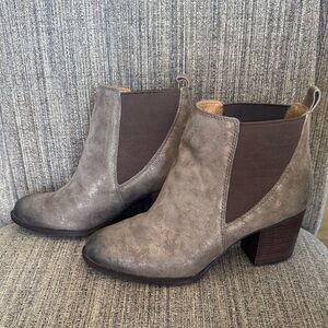 Sofft Pewter Metallic Suede Leather Ankle Boots Block Heel Women’s Size 7.5M EUC